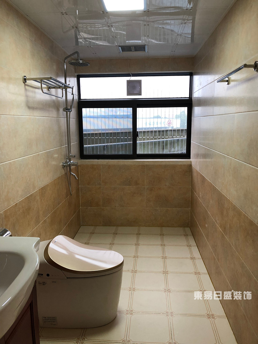 桂林彰泰•天街四居室180㎡轻美式风格：主卫生间装修设计实景图