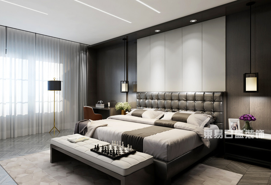 主卧室一定会让你有一种被“现代风格”乱入的感觉，大幅度黑色调的采用，加上米白色硬包！