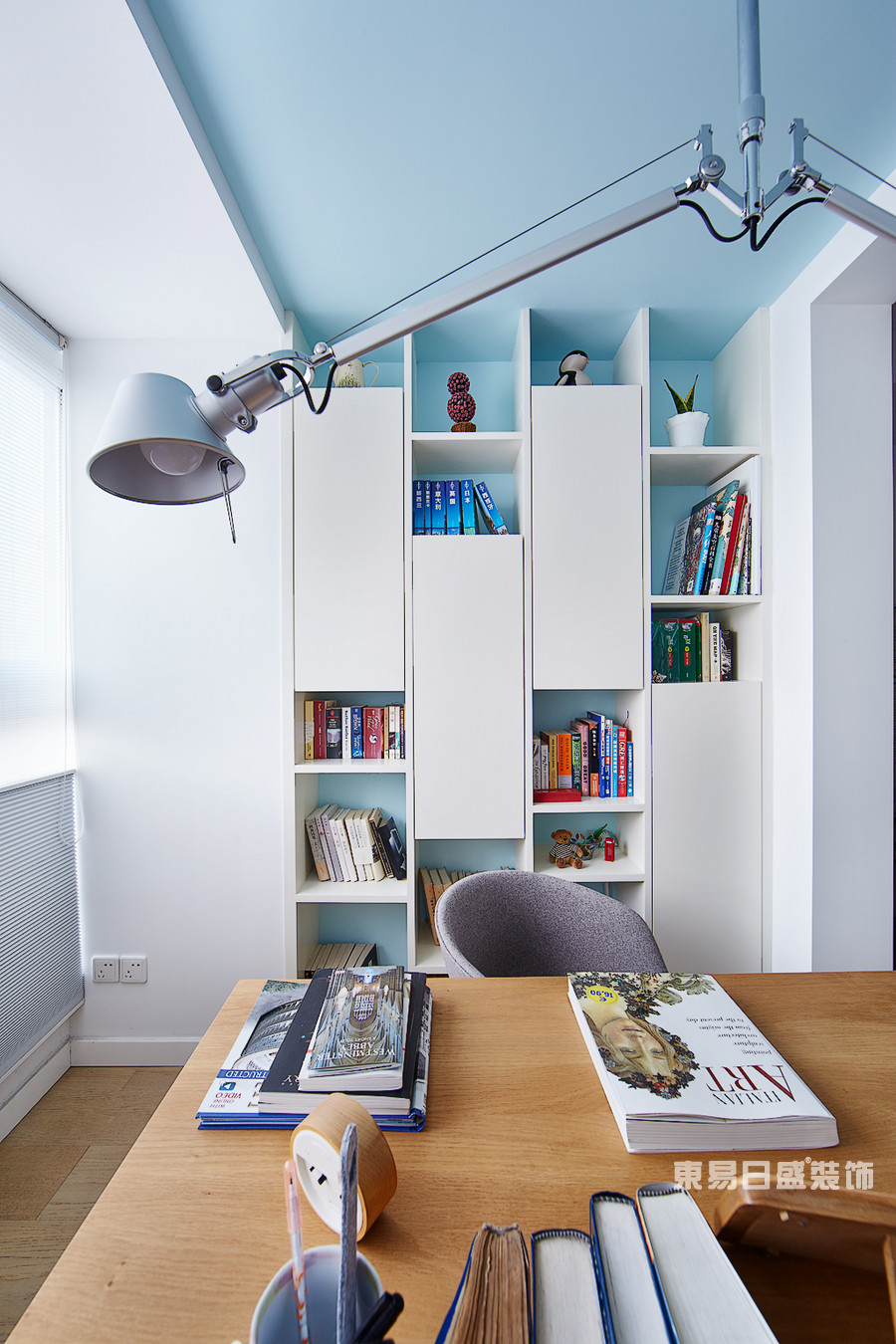 书房书柜也是空间不可或缺的一部分无论从色彩、造型、衔接性上来说都是当初考虑选择的很重要理由。