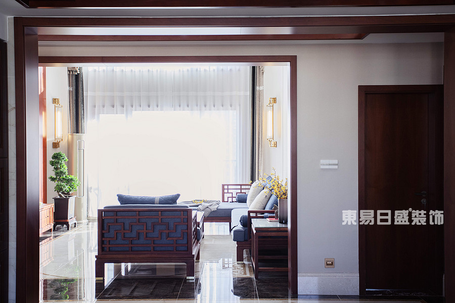 客厅侧拍，空间采光非常好，在阳光的照射下中式家具与木色线条相呼应，体现整体的中式质感。