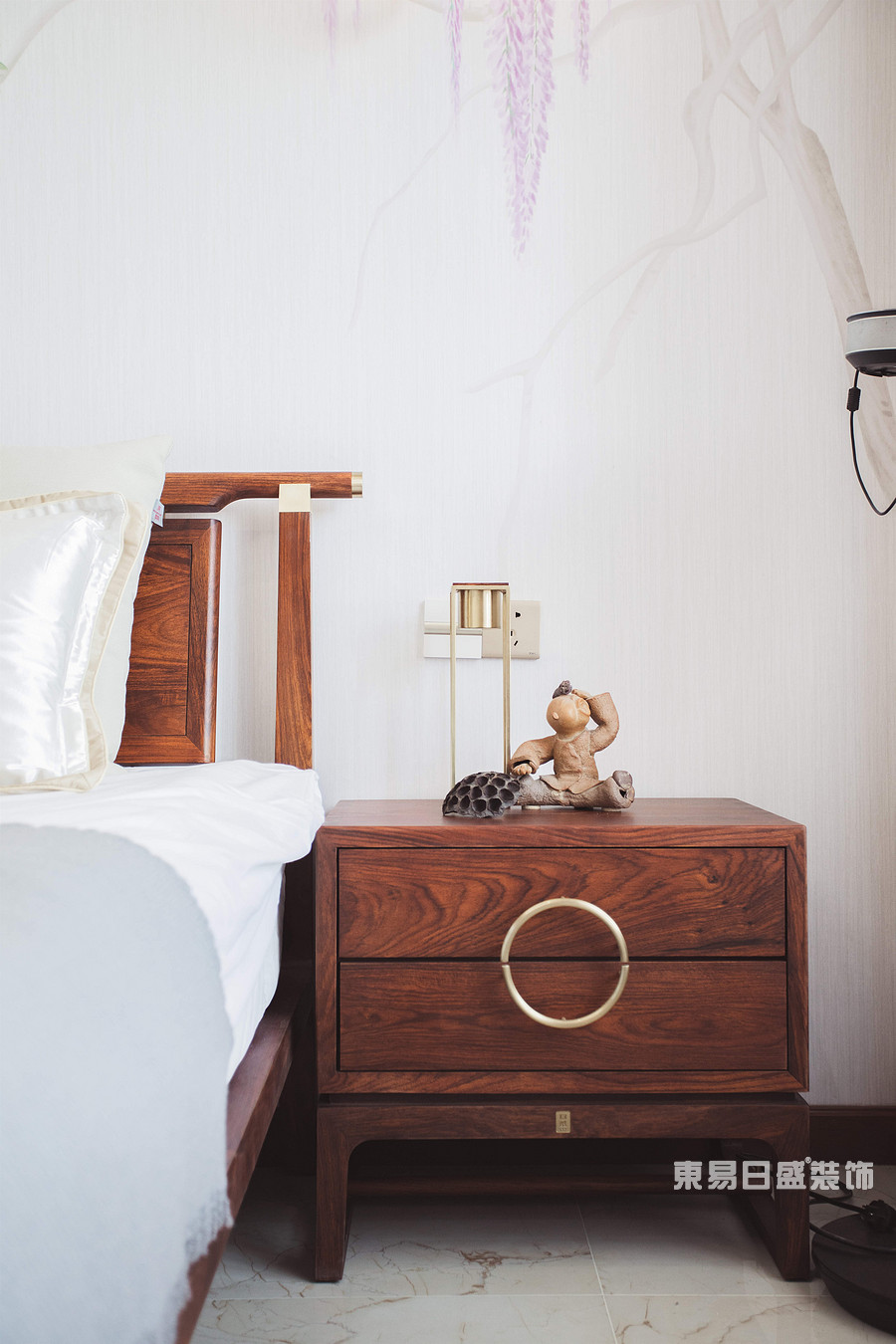 卧室的设计中，色彩的运用清幽淡雅，沉静趋近自然的木色是空间的主调。