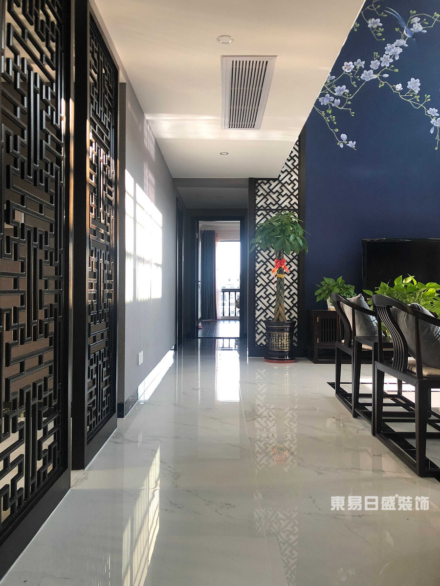 桂林安厦漓江大美顶层复式楼180㎡中式风格：客厅过道装修设计实景图